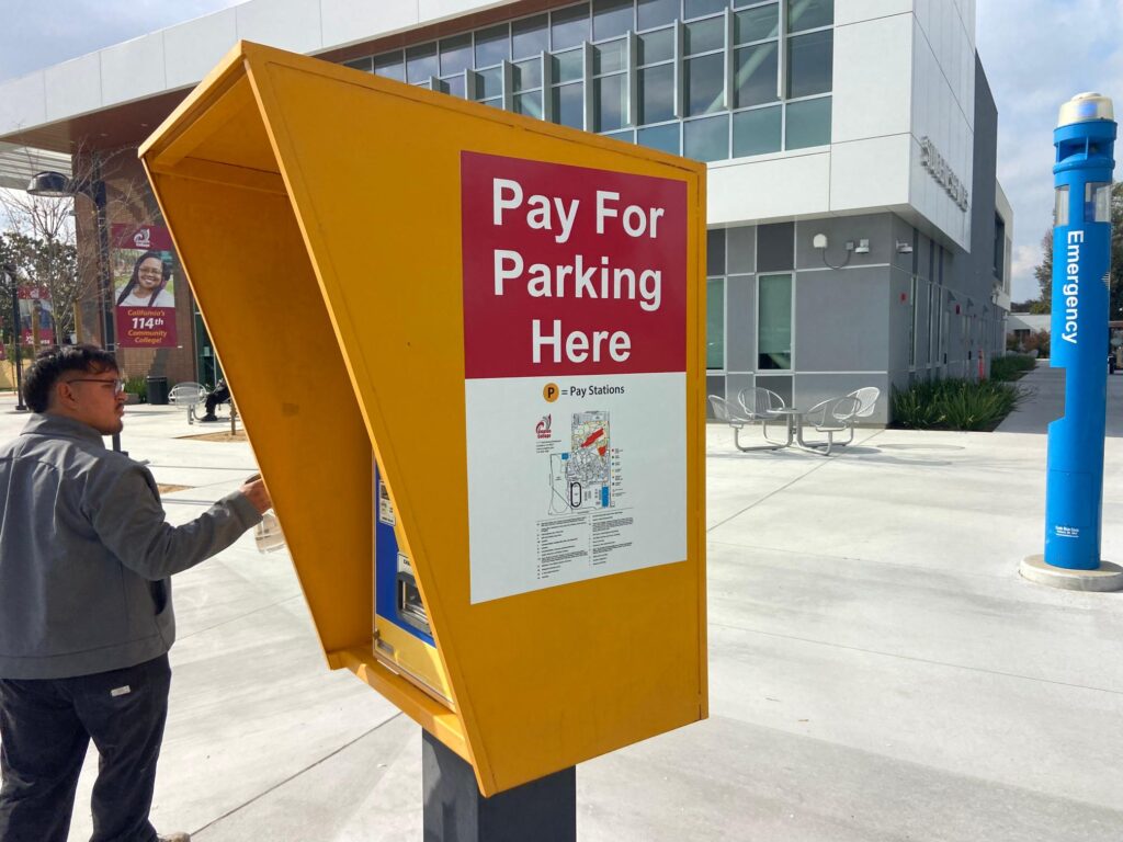 signs and graphics for colleges and universities in los angeles, ca